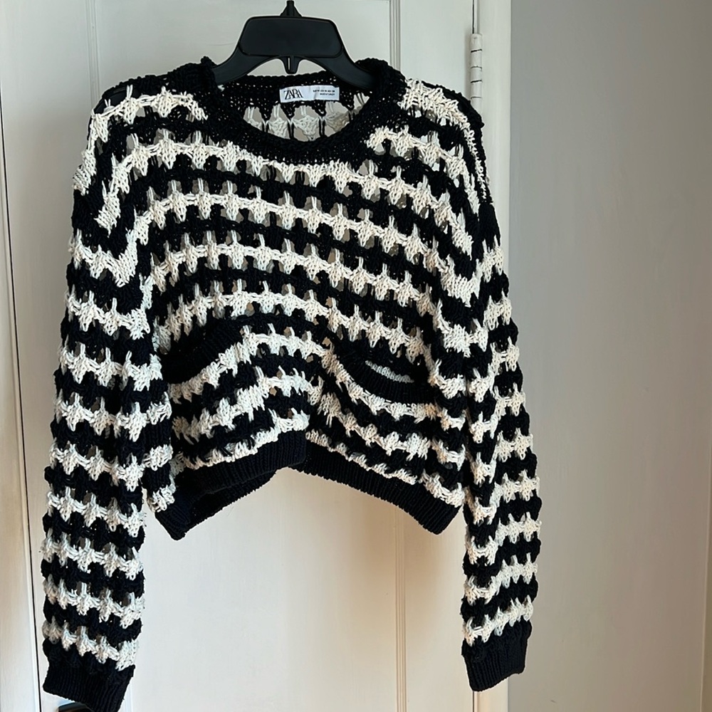 Black and off white crop sweater with pockets